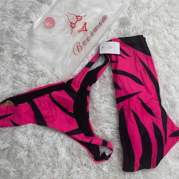 Beeswim Other - Neon Pink and black 2 piece sets bikini.